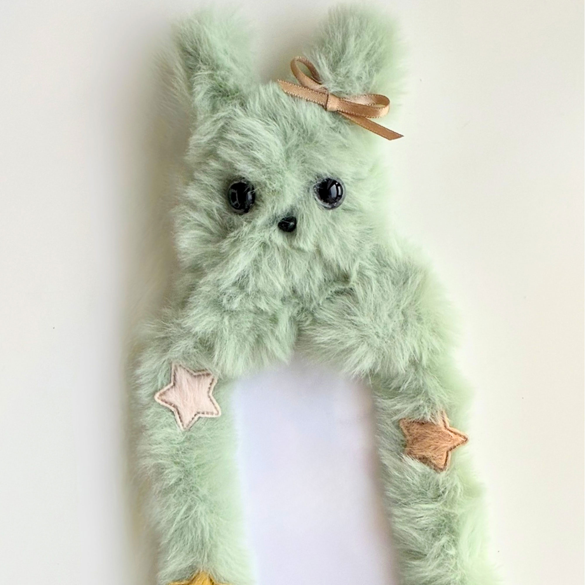 yaginoteの作品。緑色のファーでできたうさぎ型のトレカケース。