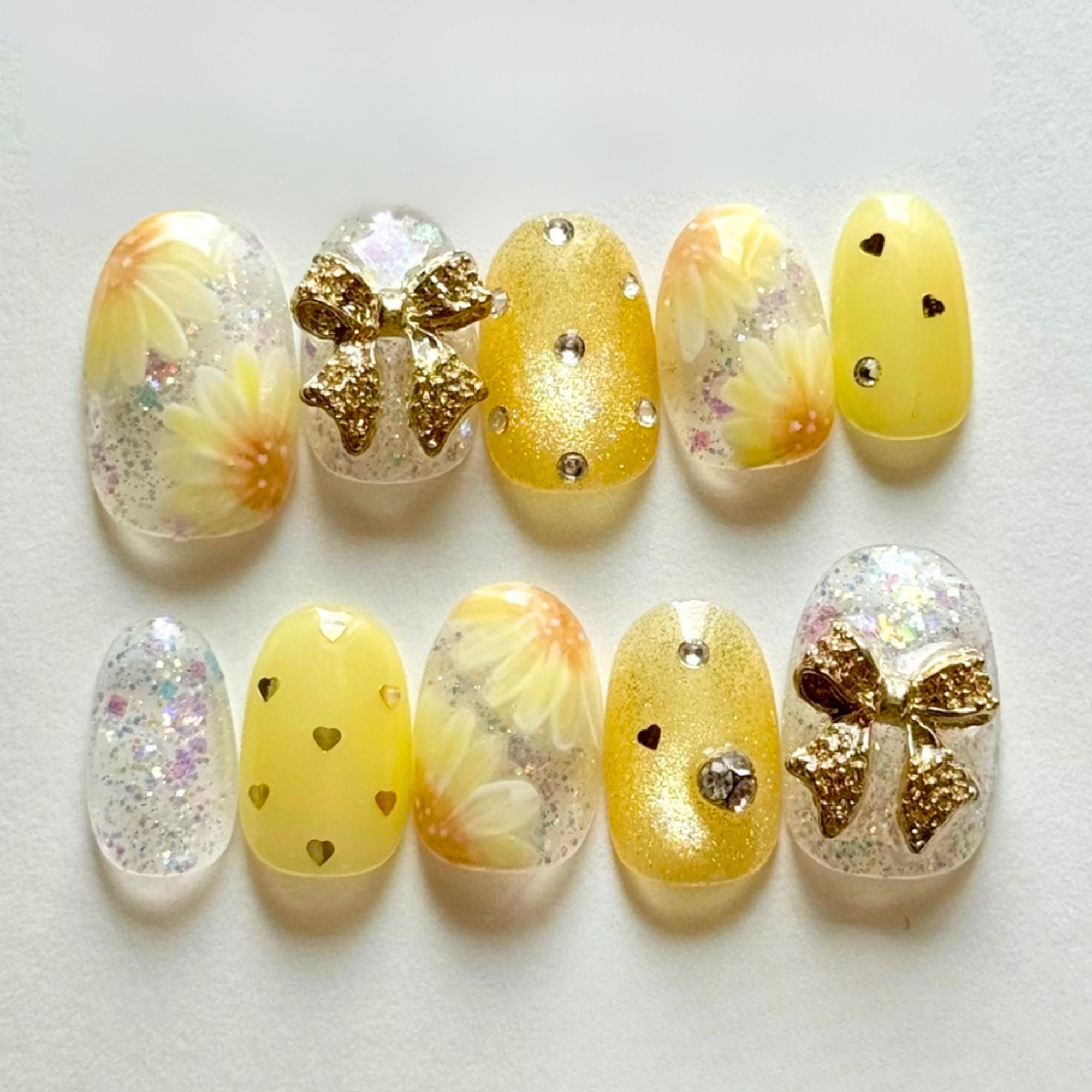Refletの作品。黄色を基調としたネイルチップ。
