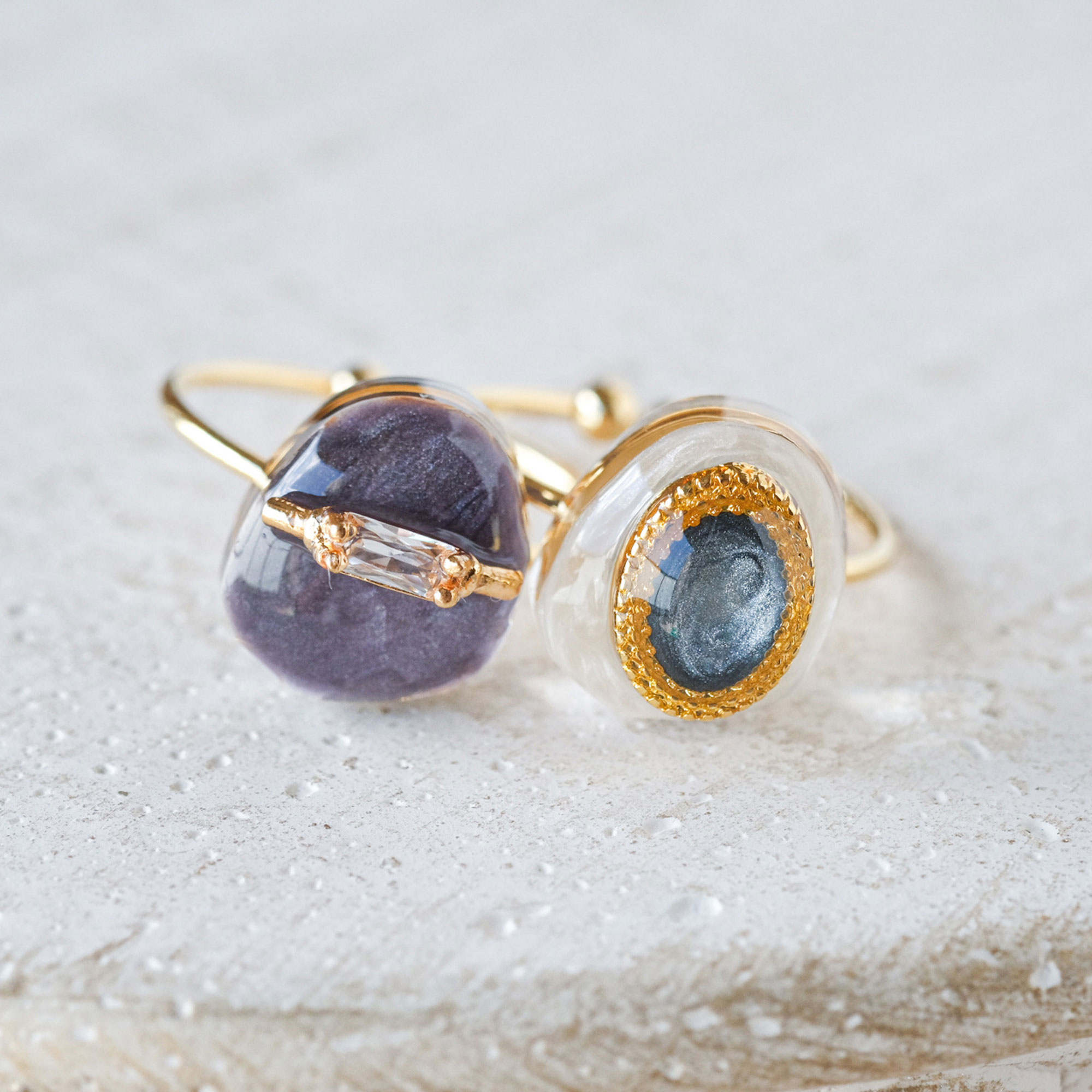 uhideaの作品。青く透明なレジンがあしらわれたリング。